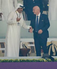 L'emiro Al Thani saluta Infantino 1