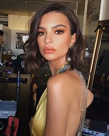 Emily Ratajkowski, selfie hot in reggiseno 32