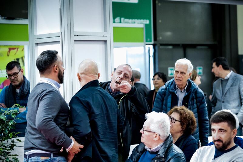 "Avete mentito alla popolazione", Antonella Viola contestata da un no vax alla Fiera del Libro 5