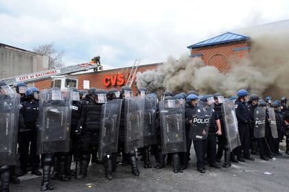 Baltimora come Ferguson: guerriglia dopo la morte di un nero 14