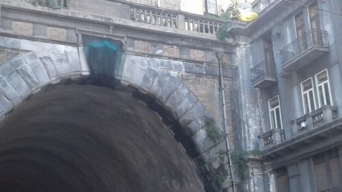 Napoli, cadono calcinacci dalla Galleria Laziale: paura e traffico in tilt 3