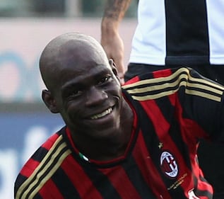 Balotelli, via cresta ed orecchini 7