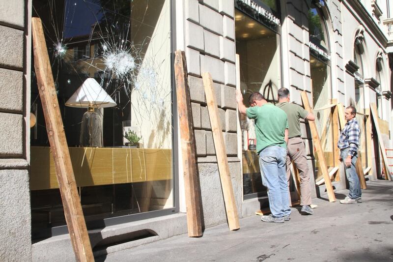 Al lavoro per ripulire Milano dopo gli scontri 6