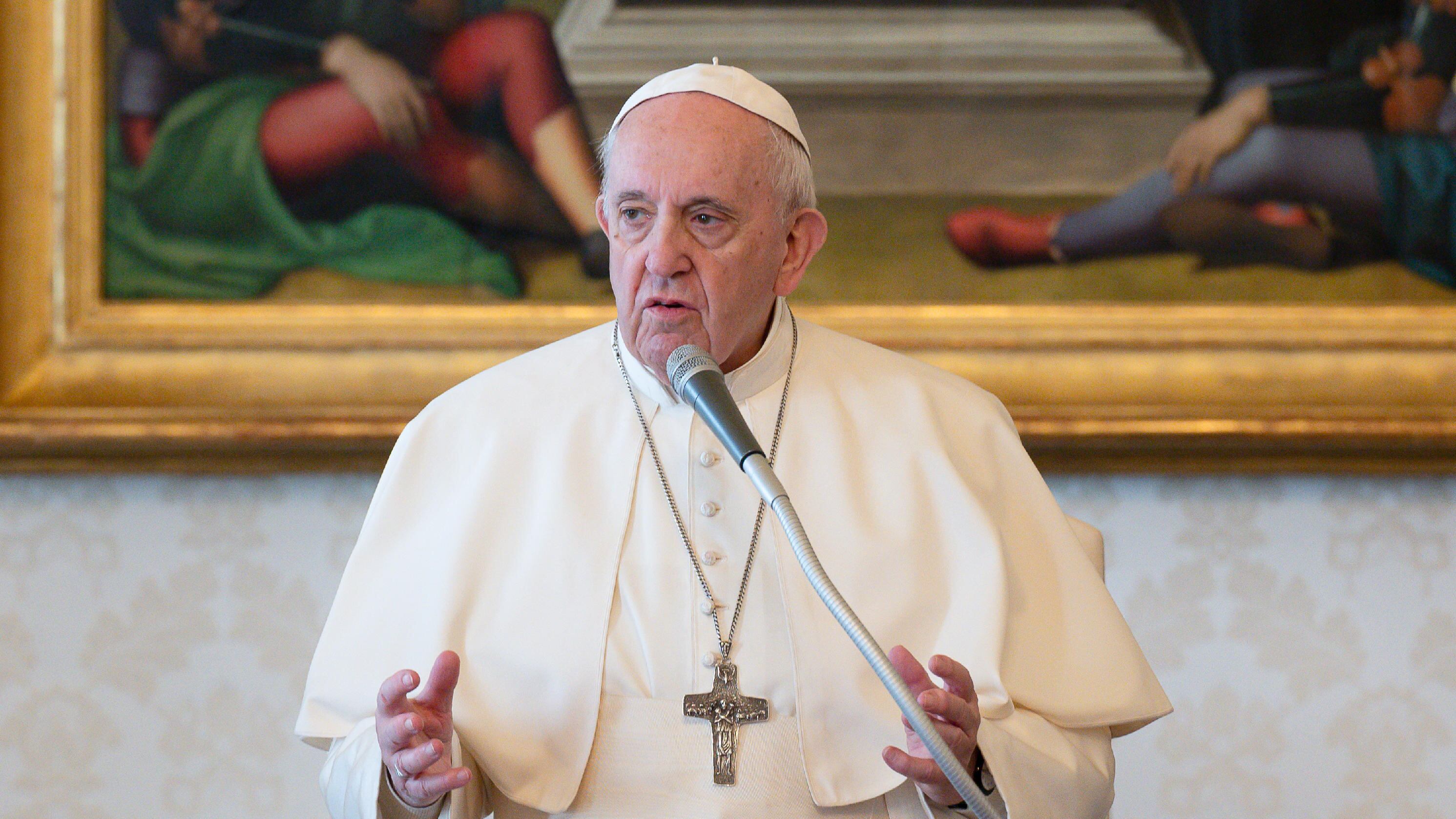 Il Papa: rosario no-stop per far finire il Covid