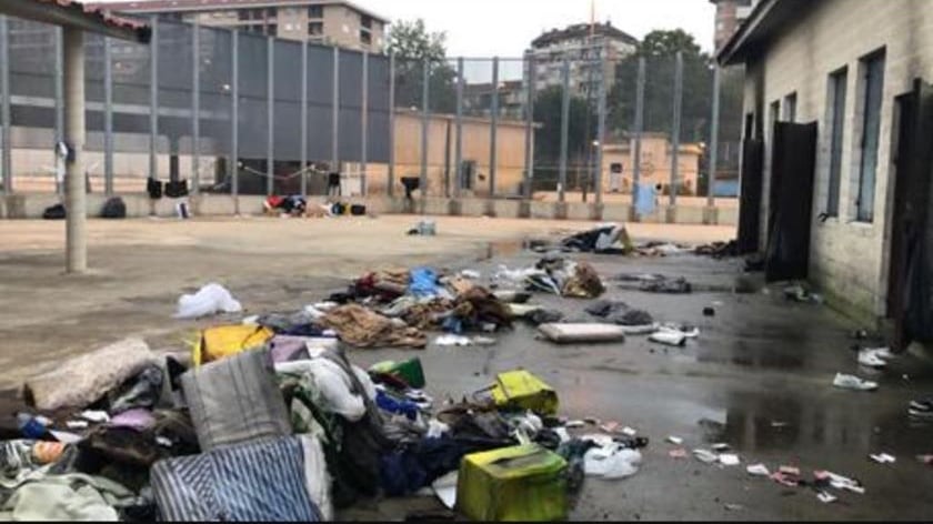 "Fateci uscire da questo posto". E incendiano il centro rimpatri di Torino