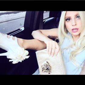 Lady Gaga fuori di seno a New York 11