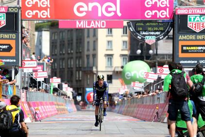 Ultima tappa del Giro d'Italia, i tifosi in attesa a Milano 5
