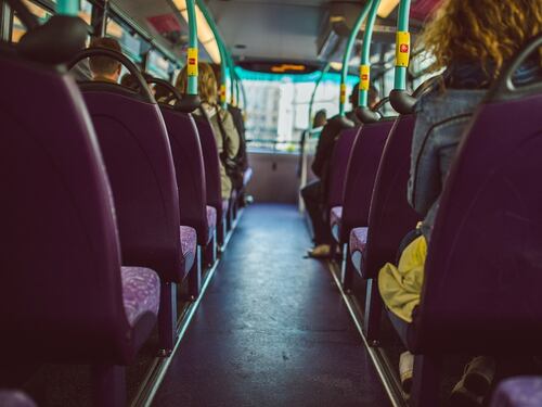 Siracusa, palpeggia studentessa su bus
