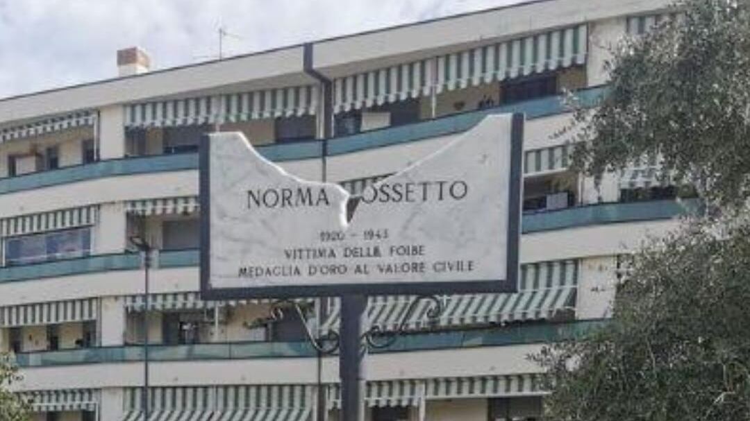 Firenze, sfregiata la targa che ricorda Norma Cossetto: "Trinariciuti senza spina dorsale"