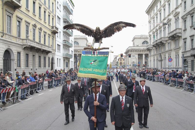 A Milano sfilano gli Alpini: 500mila penne nere invadono il centro 1