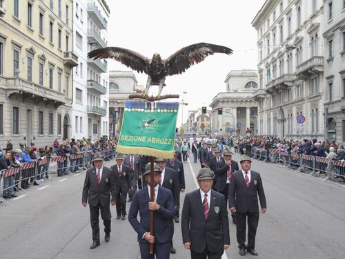 A Milano sfilano gli Alpini: 500mila penne nere invadono il centro