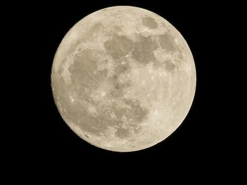 Naso all’insù per vedere la Superluna
