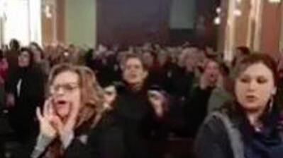 Canti, balli e cori da stadio: quando la Messa diventa un recital