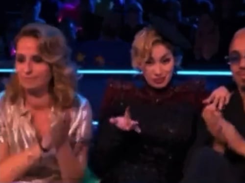 Eurovision, la Francia e quel dito medio in diretta tv: bufera social