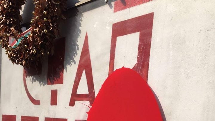 Scritte sul murale dedicato a Sergio Ramelli: "Onore alla volante rossa"