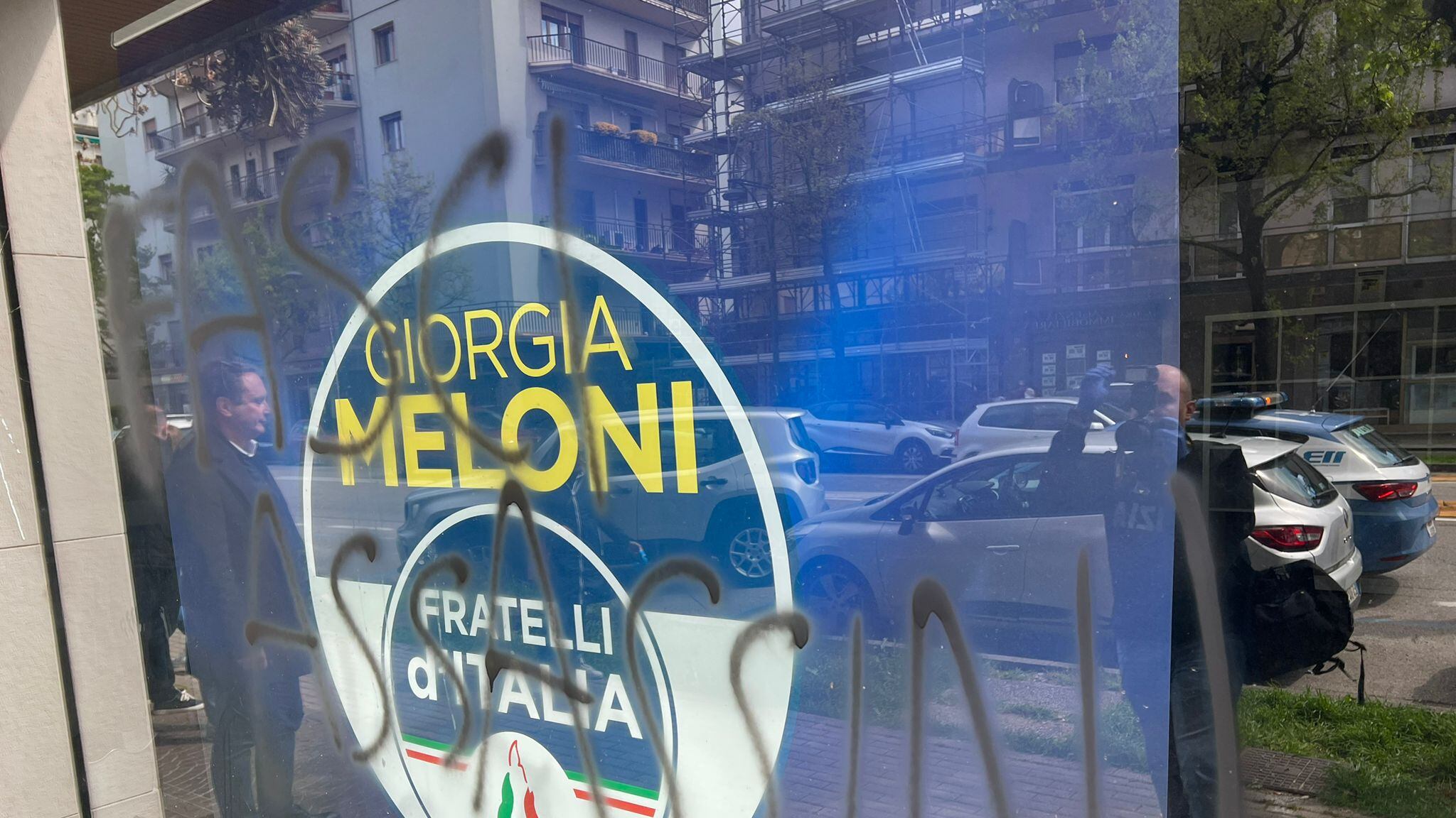“Fasci assassini”. L'ennesimo vergognoso assalto alla sede di Fratelli d'Italia