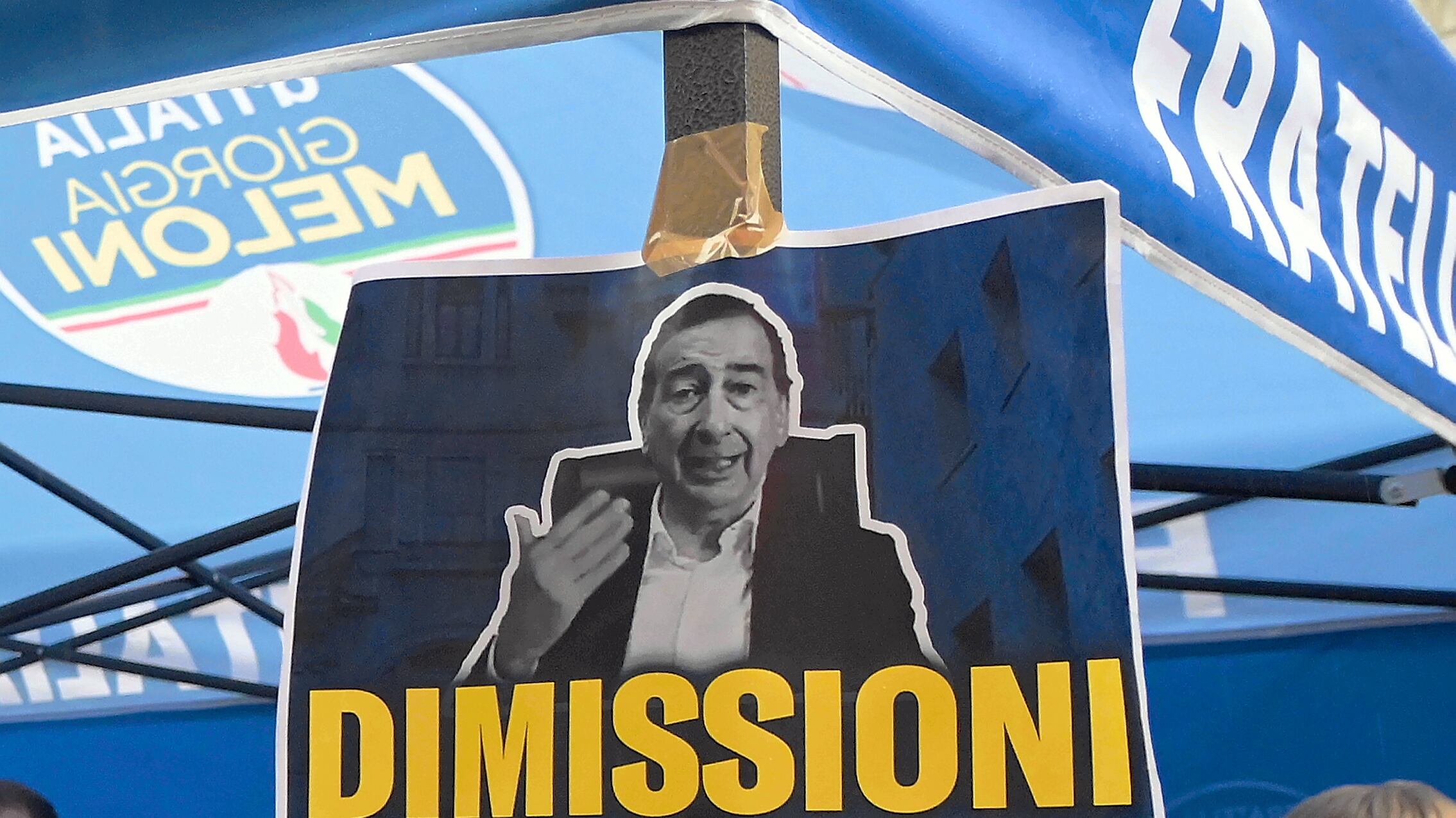 Il centrodestra attacca. "Gestione opaca, il sindaco si dimetta"