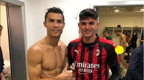 Foto in spogliatoio con Cristiano Ronaldo. E dietro spunta Giorgio Chiellini tutto nudo