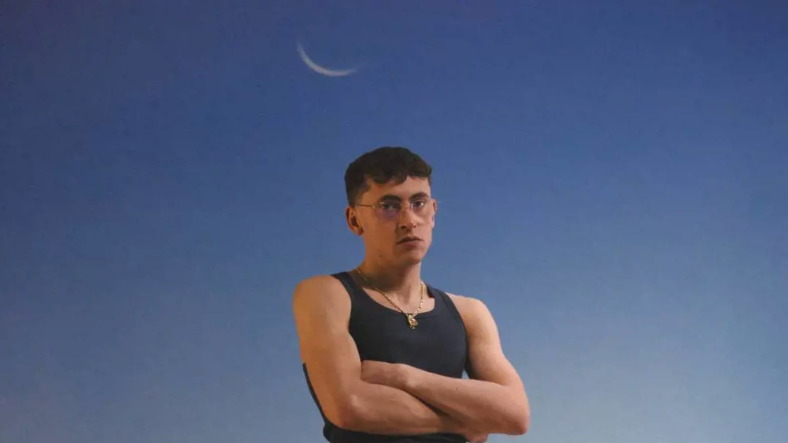 Tredici Pietro, il cantautore nato dal rap. "Alla Gen Z vendono soprattutto la paura"