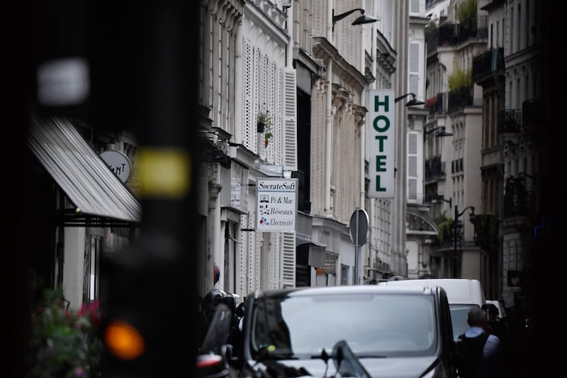 Parigi, uomo armato prende tre ostaggi 1