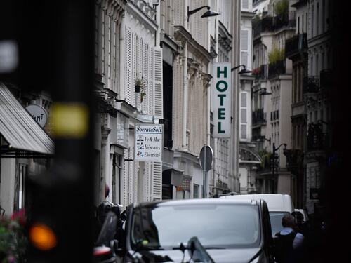 Parigi, uomo armato prende tre ostaggi