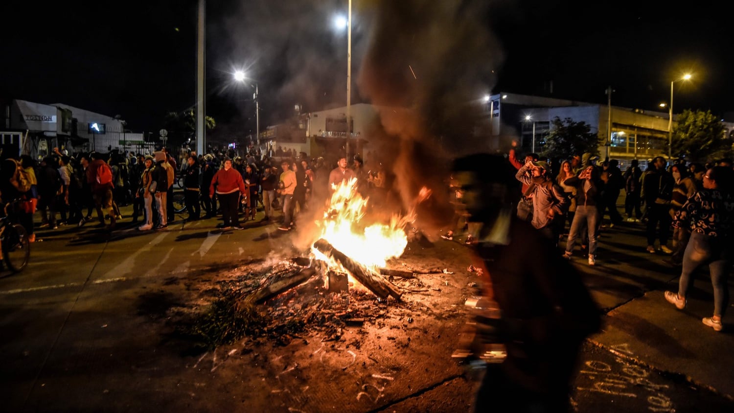 Scontri in piazza, feriti e due agenti morti. Ora la protesta infiamma anche la Colombia