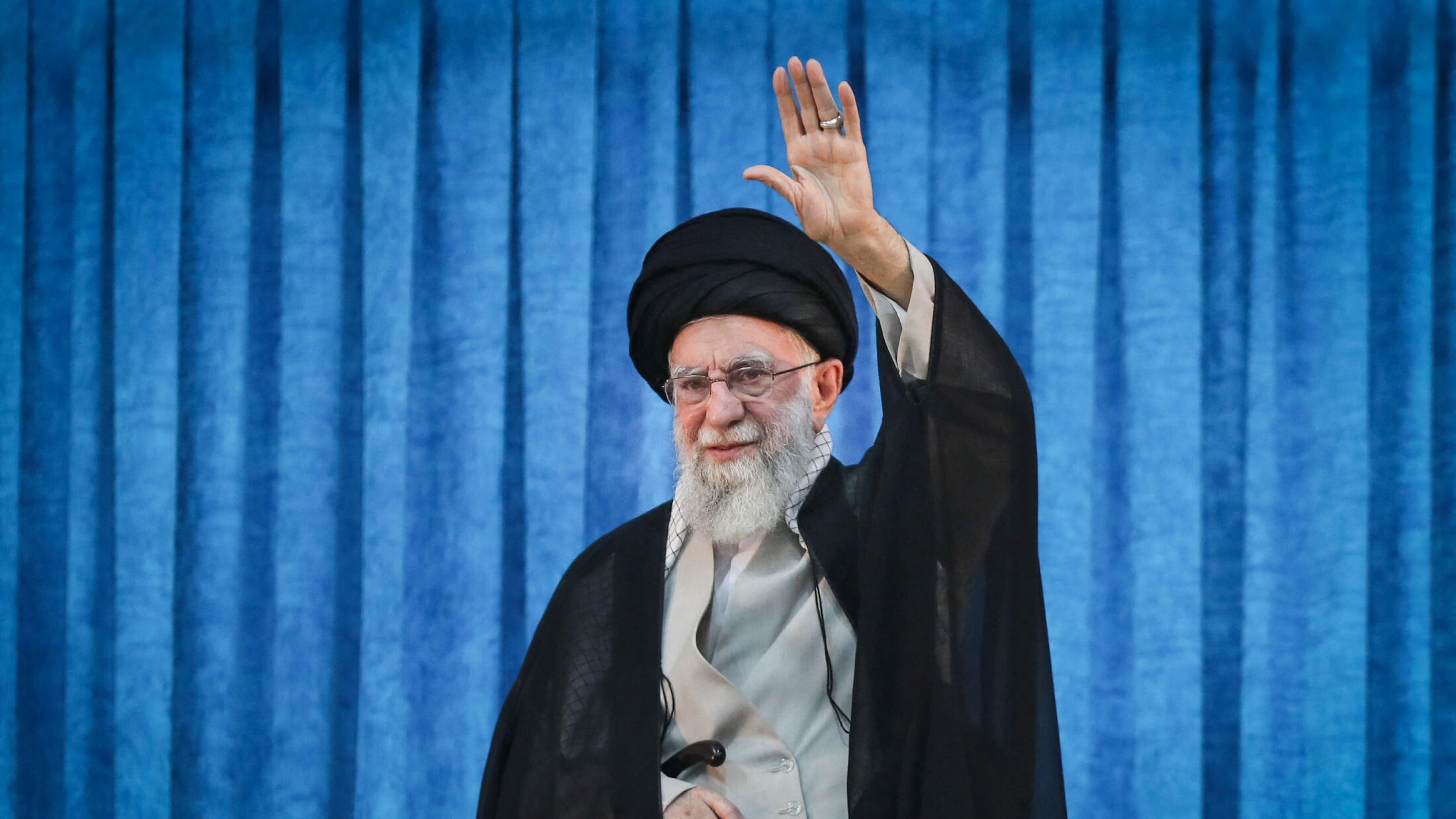 Khamenei assediato abdica e cede i poteri ai giovani Pasdaran