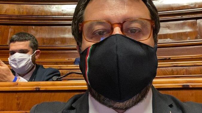 Polemiche contro lo show del governo. Salvini: "Spot per dei terroristi infami"