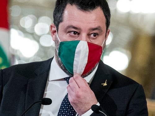"Serve una legislazione europea": la svolta di Salvini sui migranti