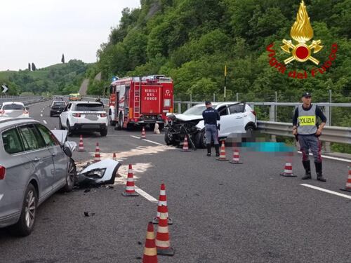 Auto contromano sulla A27, un morto e tre feriti: "Ha fatto inversione a U"