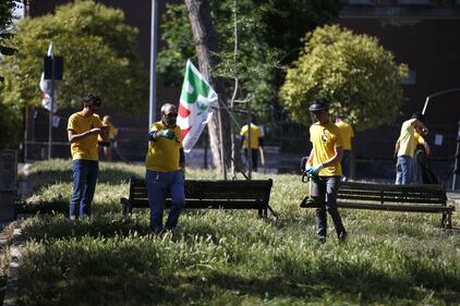 Rifiuti, i militanti dem puliscono le strade di Roma 11