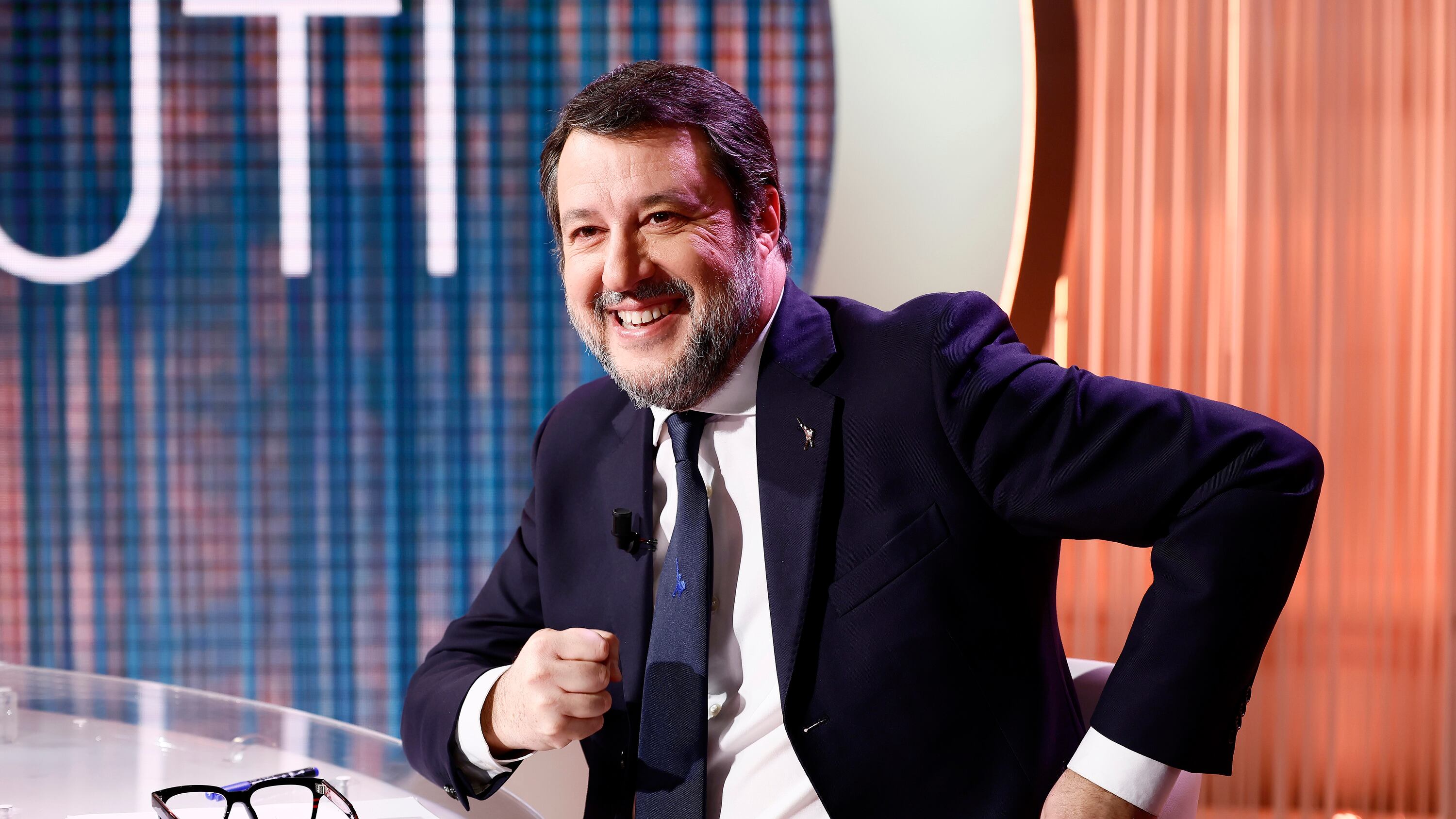 Salvini bersaglio mobile: assalto su Ponte, treni e Ncc