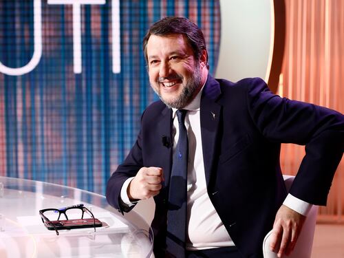 Salvini bersaglio mobile: assalto su Ponte, treni e Ncc