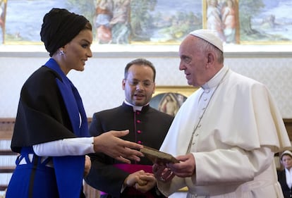 Papa Francesco riceve in Vaticano la sceicca del Qatar 13