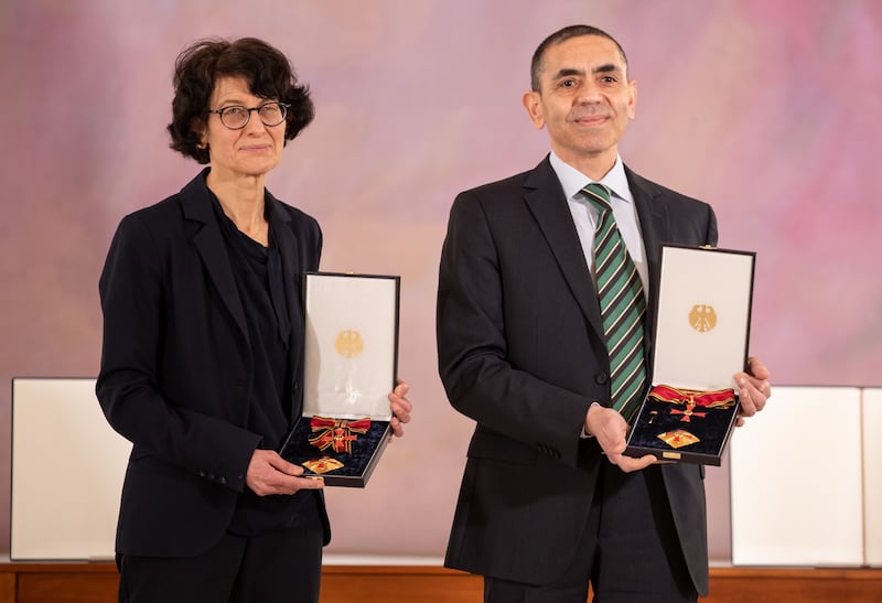 Ugur Sahin e Özlem Türeci durante la premiazione della medaglia al merito