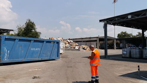 "Puzza dal sito di stoccaggio dei rifiuti", la protesta a Napoli 3
