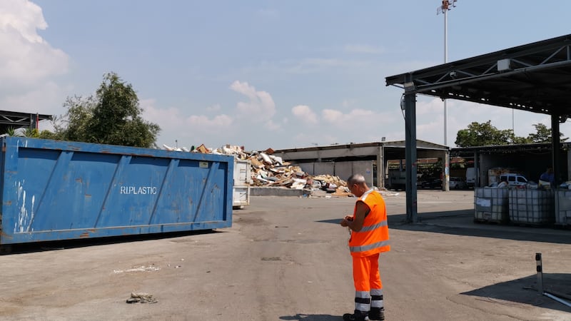 "Puzza dal sito di stoccaggio dei rifiuti", la protesta a Napoli 3