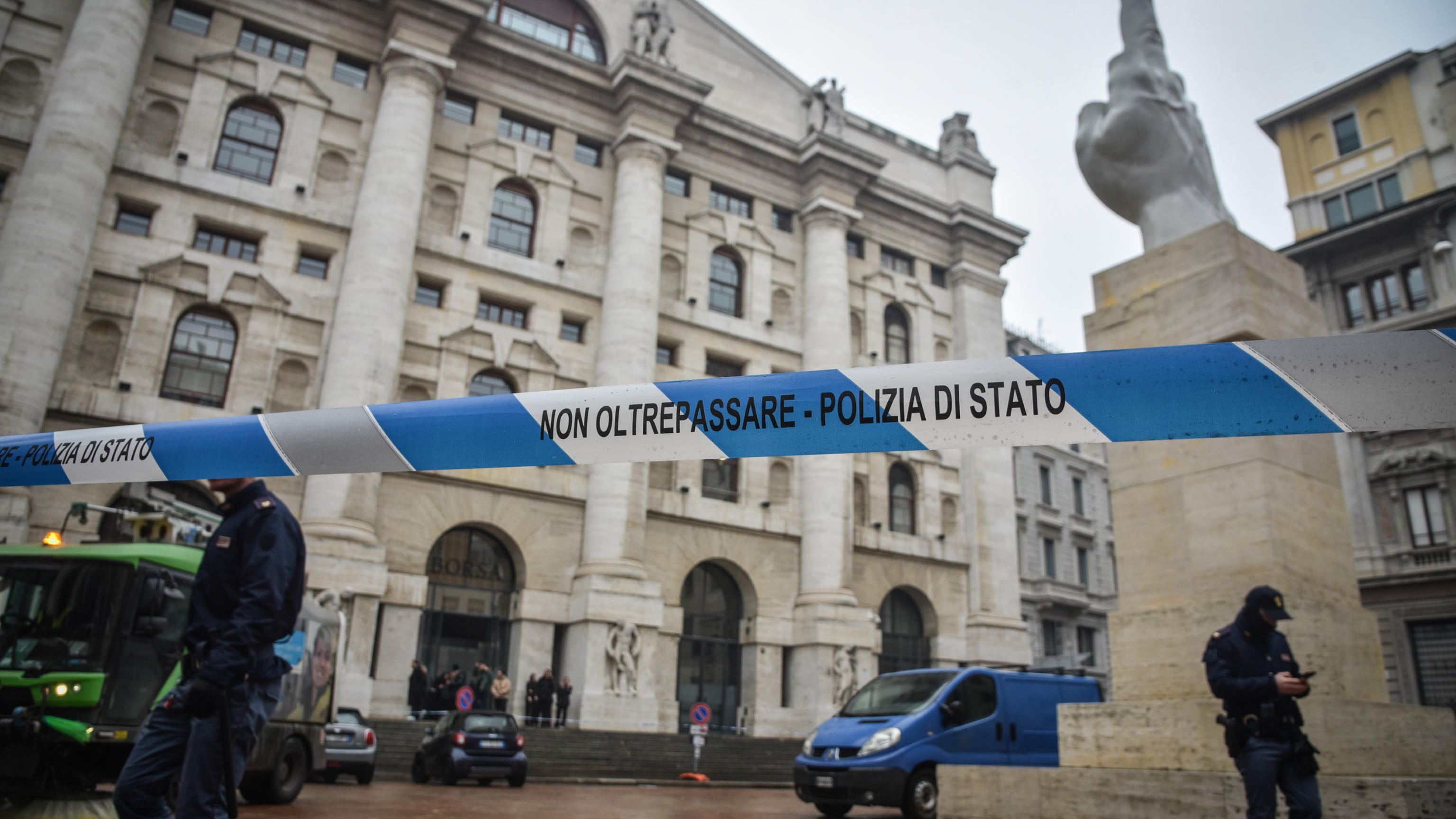 Il Comune non querela i vandali: tutti salvi gli imbrattatori di Cattelan