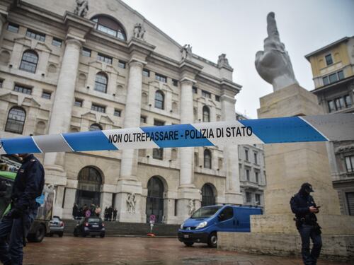 Il Comune non querela i vandali: tutti salvi gli imbrattatori di Cattelan