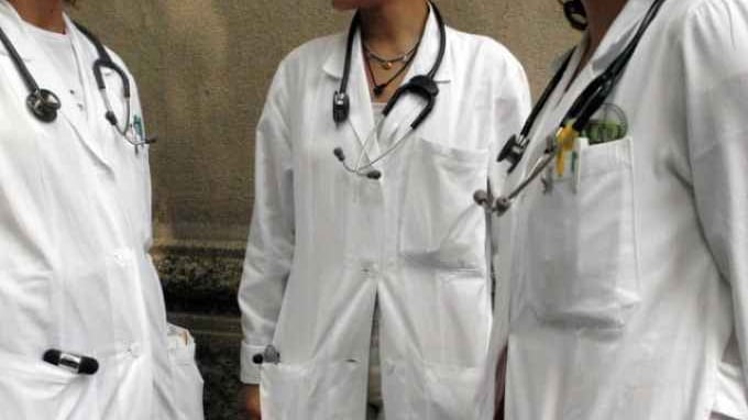 Fano, malore in mare: morte cerebrale per la docente universitaria
