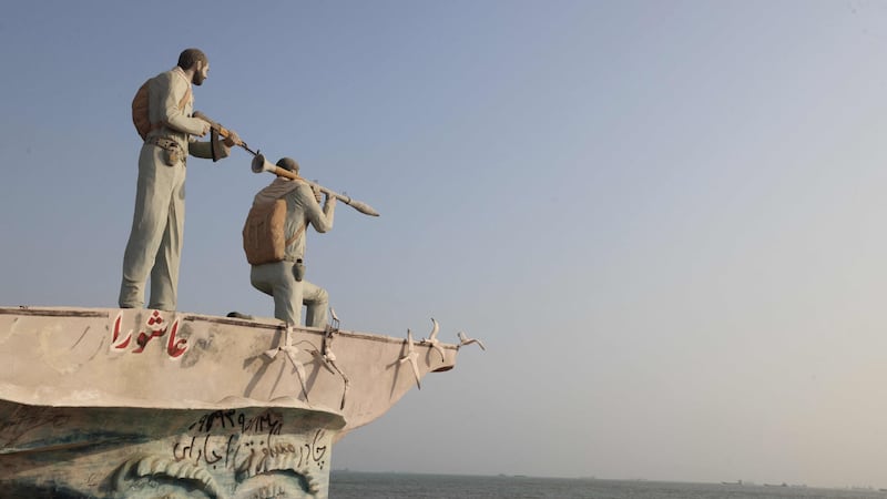 Raid Usa contro due petroliere iraniane, poi lo stop ai bombardamenti. Teheran: “Colpite basi americane in Iraq”