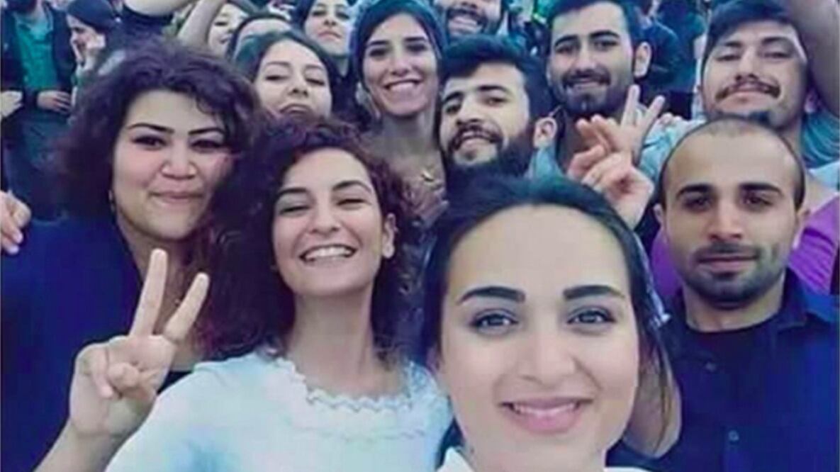 Turchia, il selfie che strazia il web: "La ragazza vicino a me è morta"