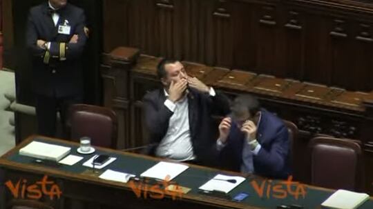 Salvini manda "bacioni" a Nicola Fratoianni: in aula scoppia la baruffa