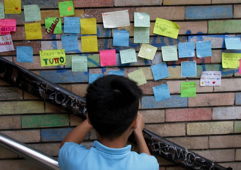 Insulti alla preside: sul muro compare un murale di post-it degli alunni 2