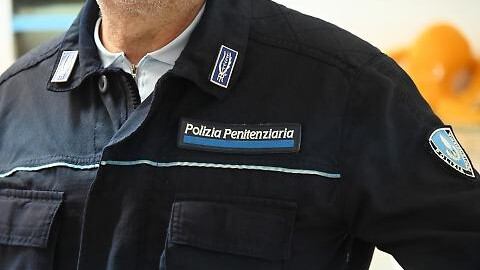 Detenuto ferisce a bastonate un agente nel carcere di Vigevano