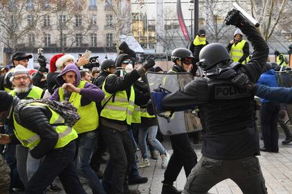 Parigi, scontri fra polizia e gilet gialli vicino l'Arco di Trionfo 3