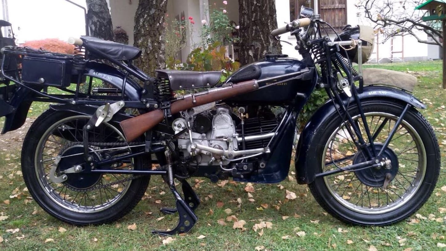 Quando la moto indossò la "divisa"