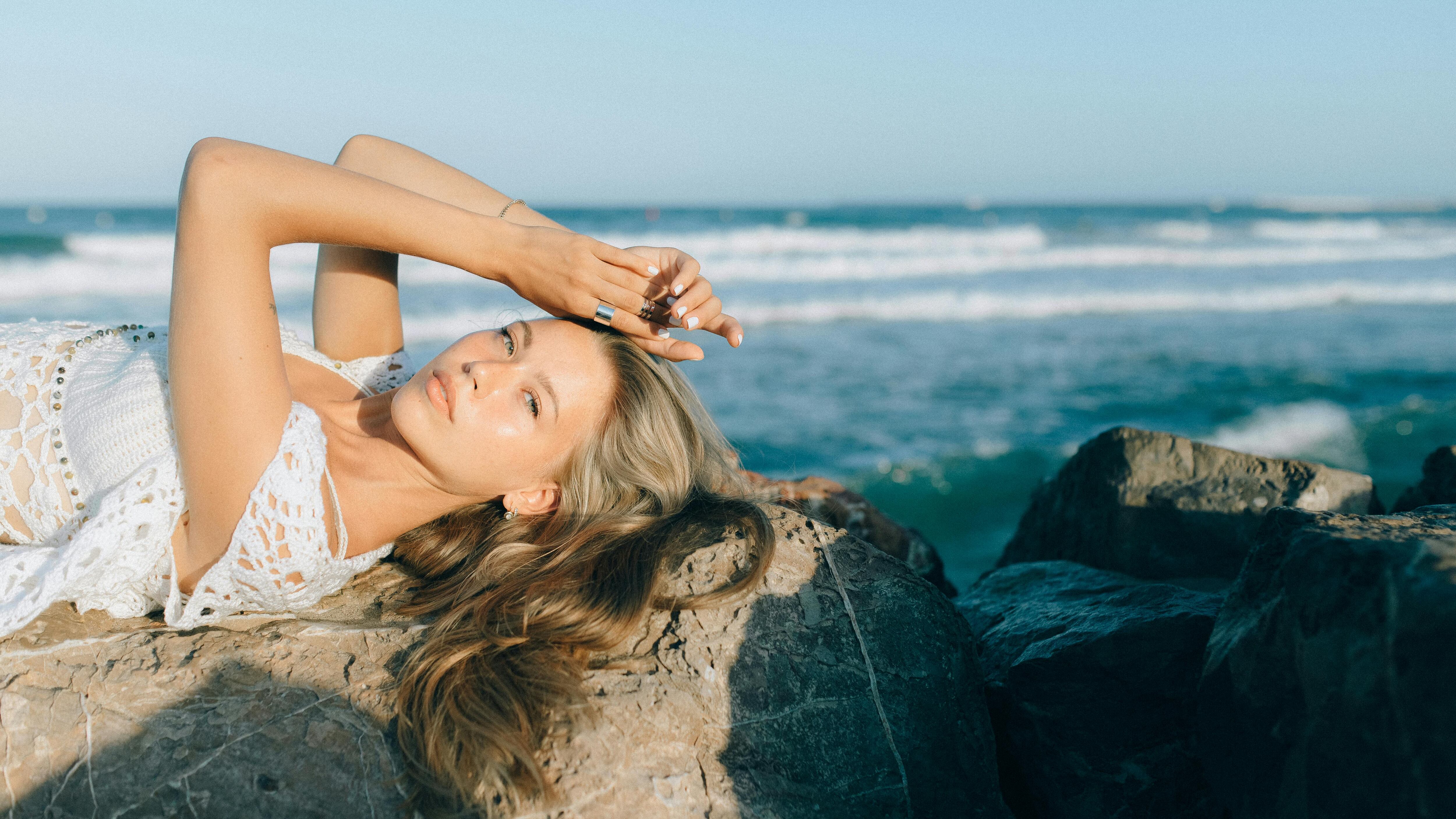 Abiti all'uncinetto per un look boho chic anche a 50 anni. Quali i modelli ideali