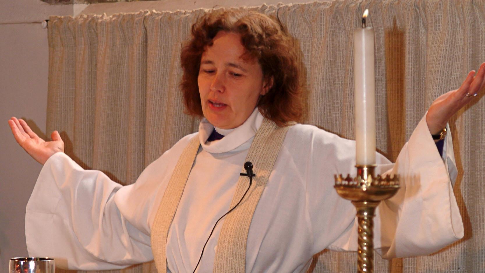 Il pulpito diventa rosa Sì della Chiesa anglicana alle donne vescovo