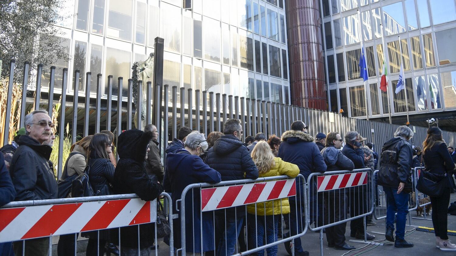 Migliaia di persone in coda: l'ultimo abbraccio a Frizzi